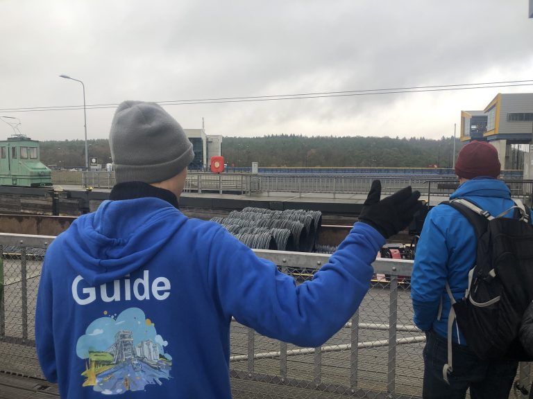 Guide zeigt Trogbrücke