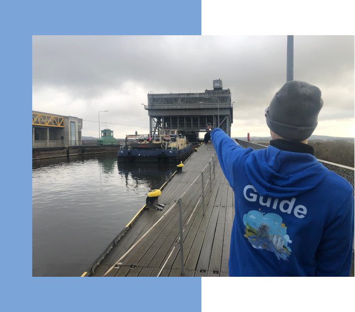 Guide zeigt auf einfahrendes Schiff