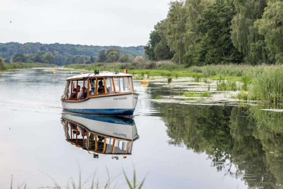 Das historische Salonboot Funtensee fährt auf dem malerischen Finowkanal.