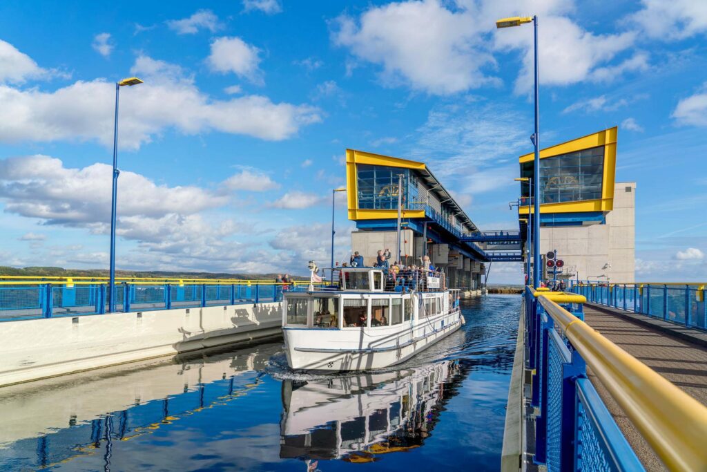 Fahrgastschiff fährt aus dem neuen Hebewerk aus.