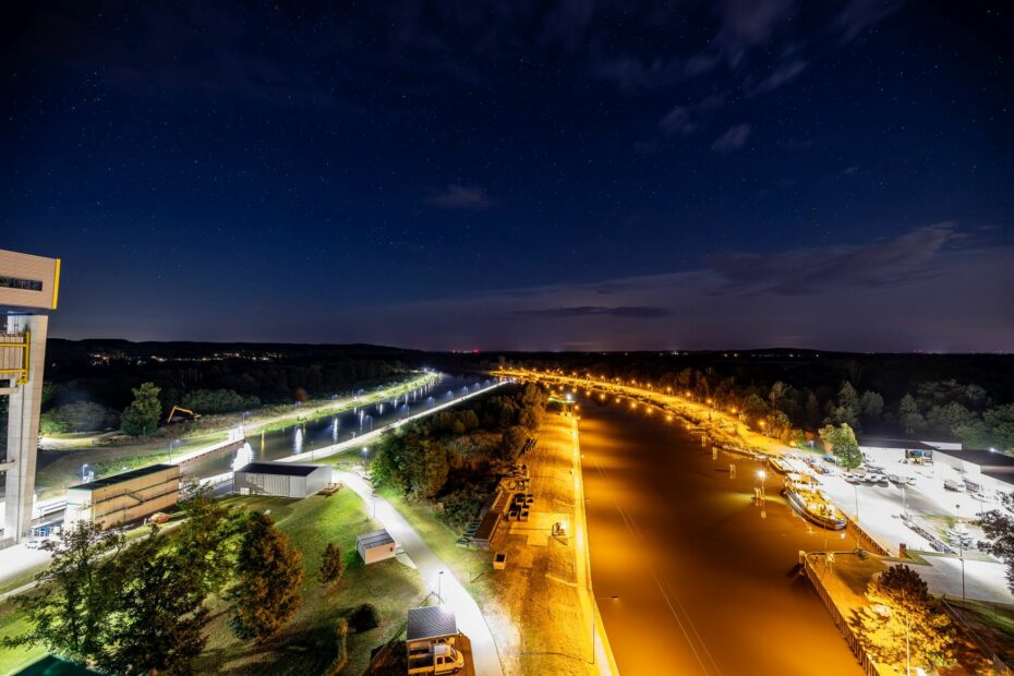 Abendlicher Blick von vom Hebewerk über die Oder - Lichter beleuchten die Einfahrt der Hebewerke.