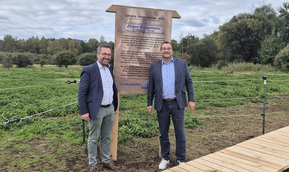 Max Roggemann und Jürgen Lühmann weihen den Holzbohlenweg ein