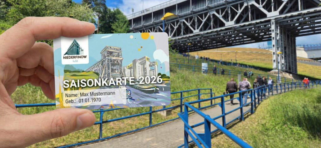Symbolbild: Eine Hand präsentiert die Saisonkarte 2026 vor dem Besucherweg der Hebewerke