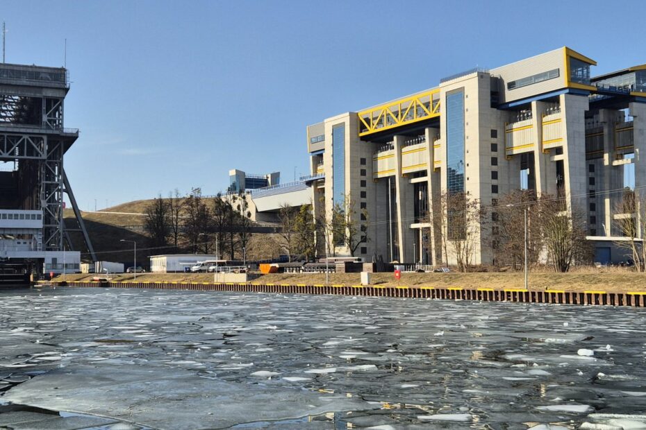 Hebewerke mit treibenden Eisschollen auf der Oder.