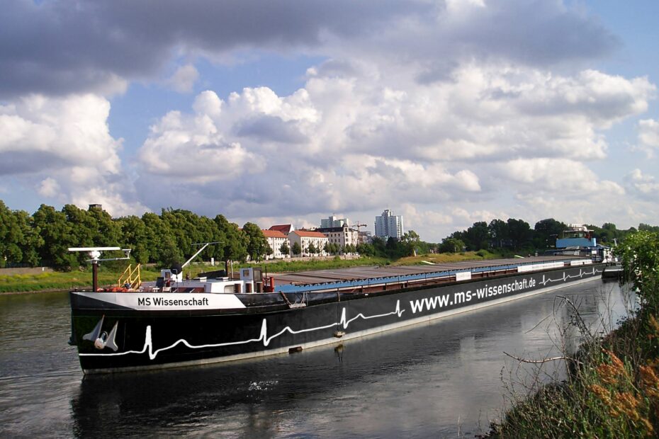 Bild der MS Wissenschaft in Fahrt